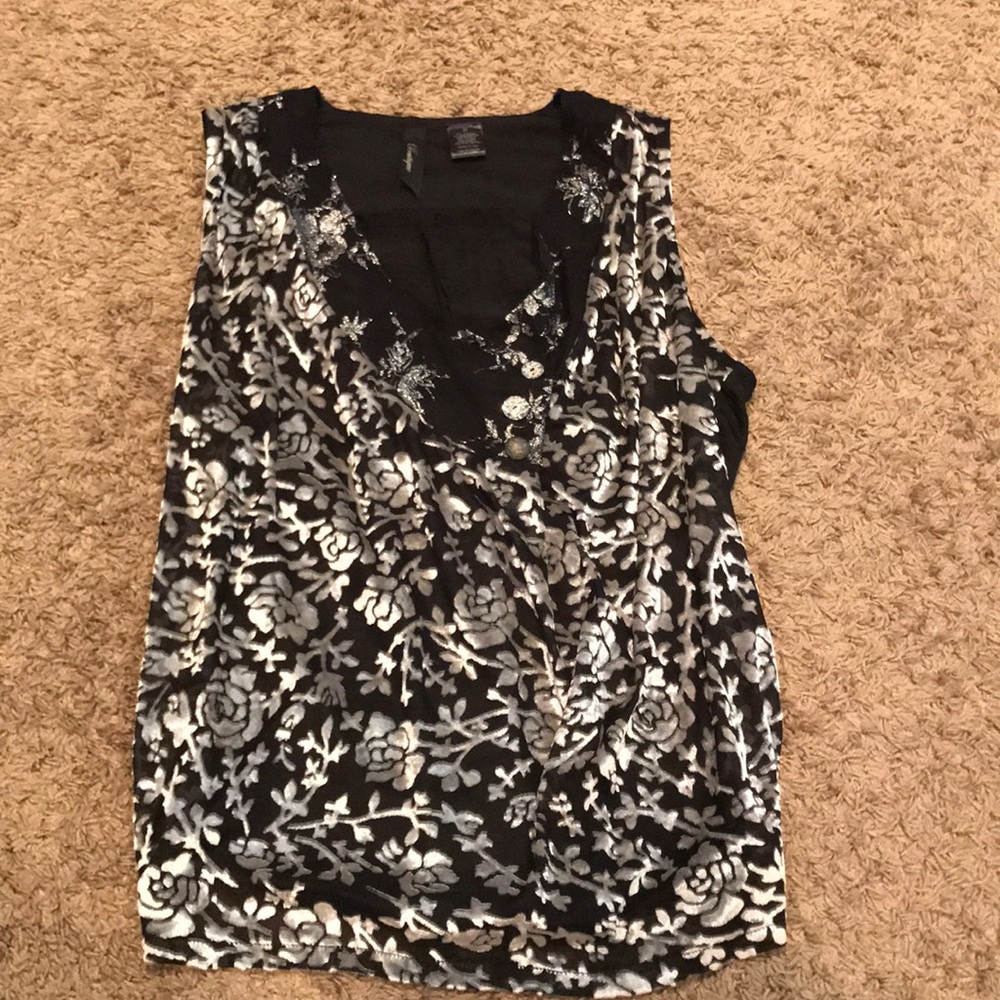 BKE Boutique size medium blouse Black and white